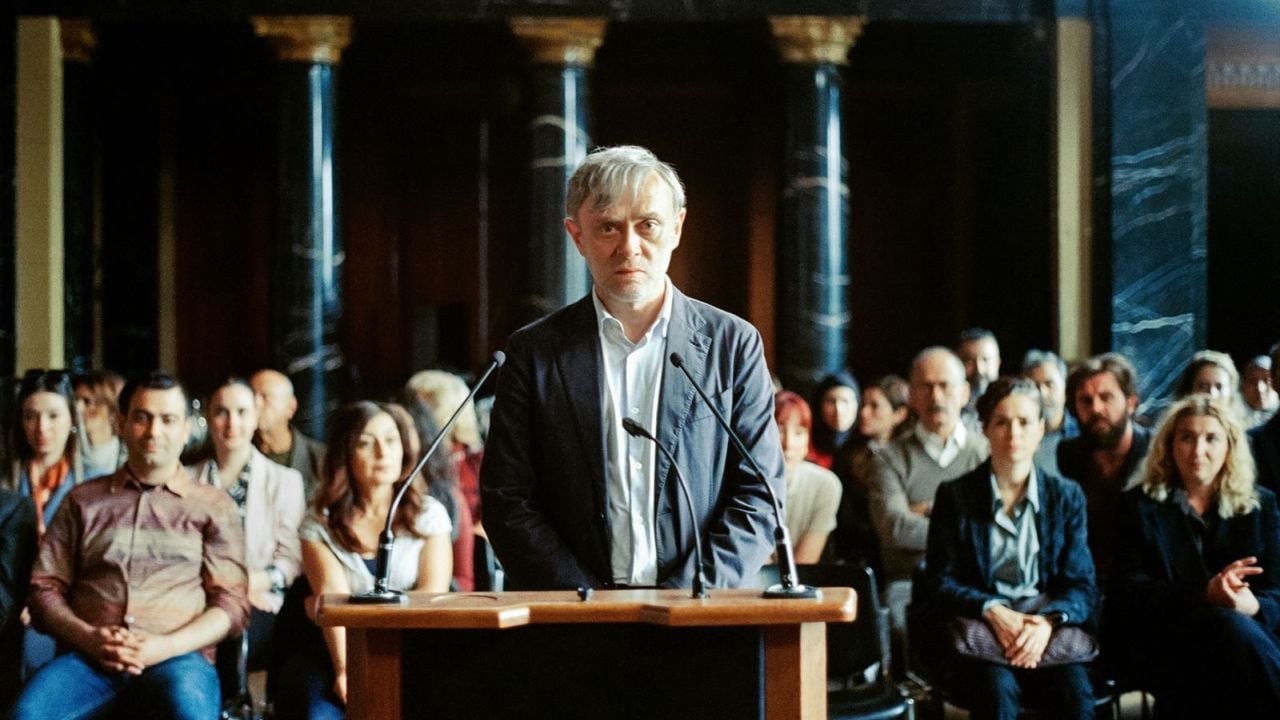 Im Showprozess bekommt Aziz (Tansu Biçer) – vorgeblich aus Zeitgründen – nur drei Sätze, um sich gegen die Anklage zu wehren.