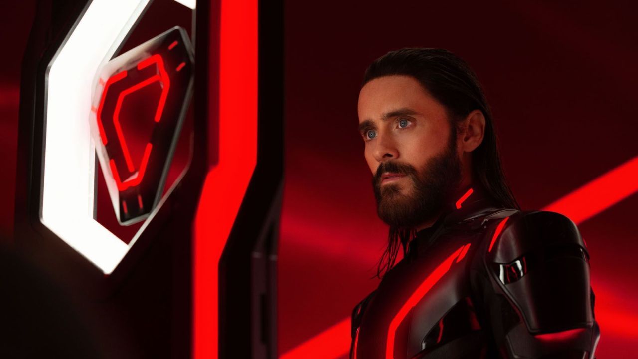 Das Computerprogramm Ares (Jared Leto) will nicht länger einfach nur stur die (mörderischen) Aufträge seines Schöpfers ausführen...