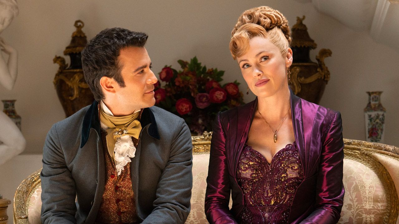 Benedict (Luke Thompson) und Tilley (Hannah New) teilen Liebe zu dritt