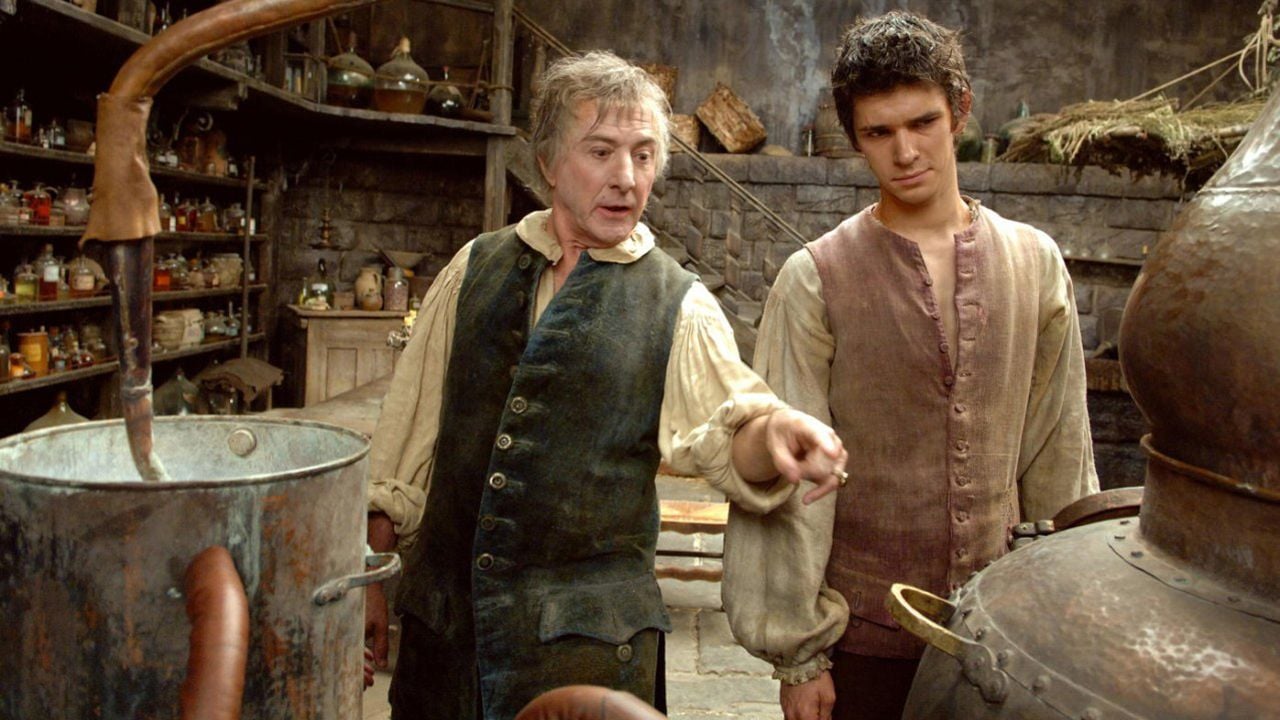 Parfumeur Giuseppe Baldini (Dustin Hoffman) erklärt dem talentierten Lehrling Jean-Baptiste Grenouille (Ben Whishaw) sein traditionsreiches Handwerk.