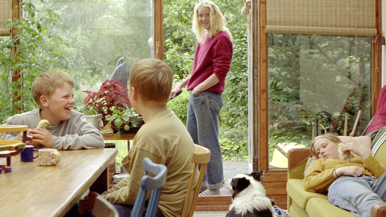 Unten im Bild ist Hündin Panda zu sehen, die für ihre reine Präsenz den Palm Dog Award des Cannes Filmfestivals gewonnen hat – und tatsächlich manchmal Leben in den Film bringt.