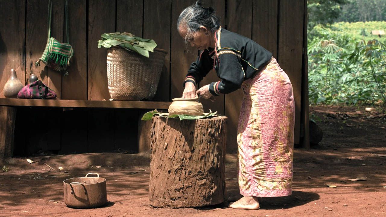 Dokumentarfilmer Rithy Panh macht in „We Are The Fruits Of The Forest“ oft nichts anderes, als seinen Protagonisten bei der Verrrichtung ihrer Arbeit zuzuschauen.