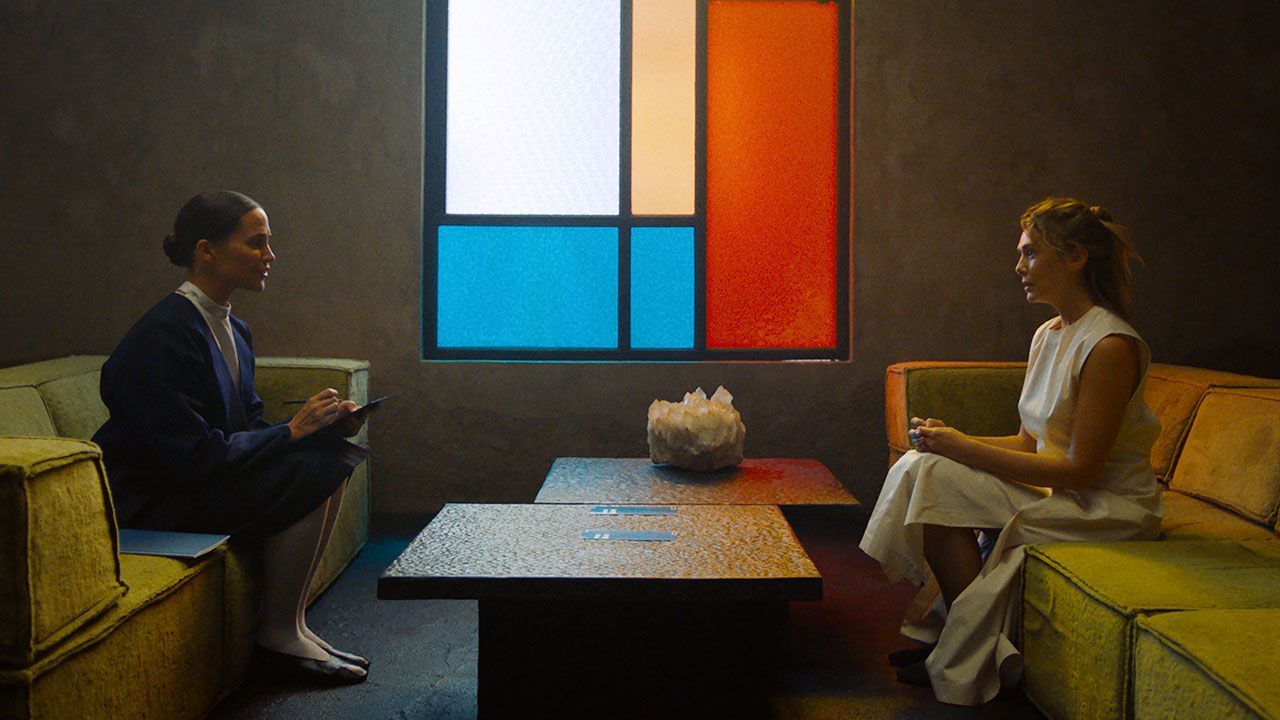 Zwischen der Prüferin (Alicia Vikander) und ihren Prüflingen entspinnt sich im Verlauf der Handlung ein zunehmend intensives Psycho-Duell!