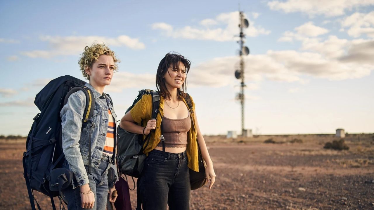 Die Freundinnen Liv (Jessica Henwick) und Hanna (Julia Garner) wollen ein Abenteuer erleben – bis sie schließlich in einem gottverdammten Wüstenkaff stranden.