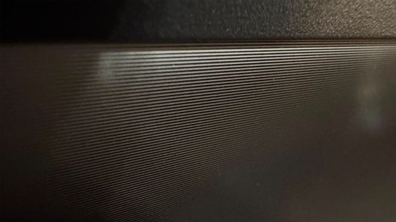 Das ist meine CLR-Leinwand. Die gezackte Form hilft, das Licht des Laser-TVs direkt zum Sehenden abzustrahlen. 