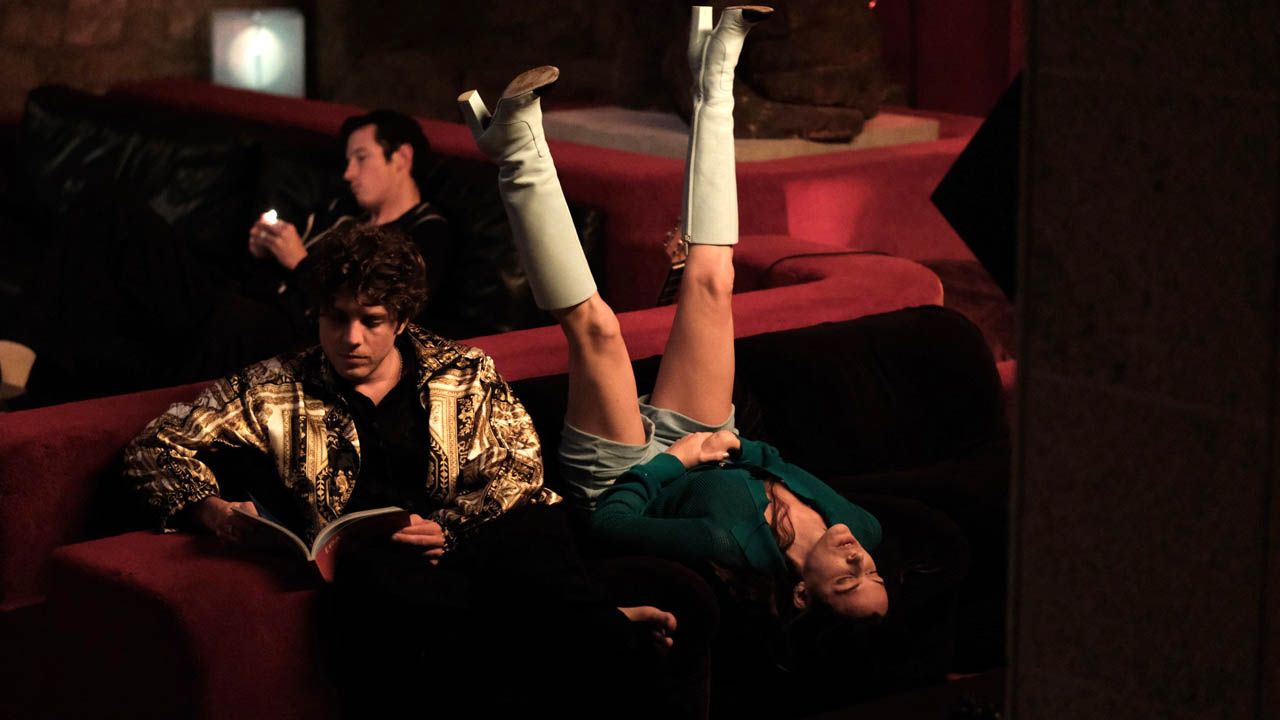 Musikstudentin Martha (links, Elle Fanning) bringt das familiäre Gefüge ins Wanken.