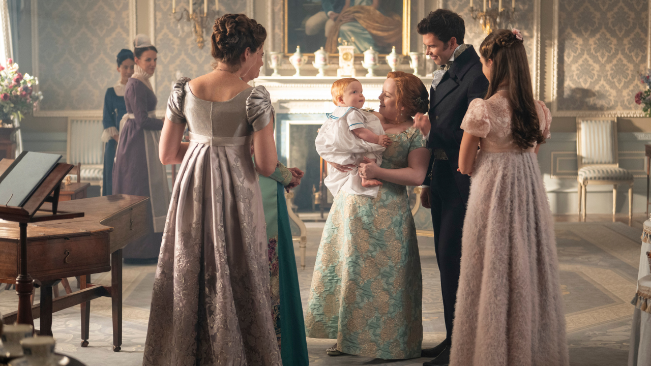 Colin (Luke Newton) und Pen (Nicola Coughlan) mit Baby Elliot im Haus der Bridgertons.