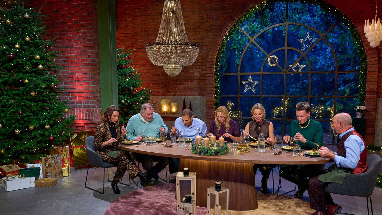 Im „Bares für Rares“-Studio ist der Weihnachtszauber eingekehrt.