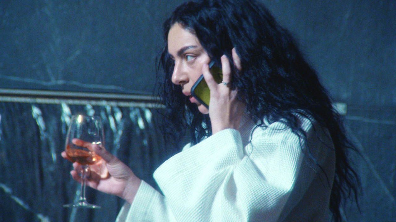 Das Glas Aperol Spritz ist ein unverzichtbares 