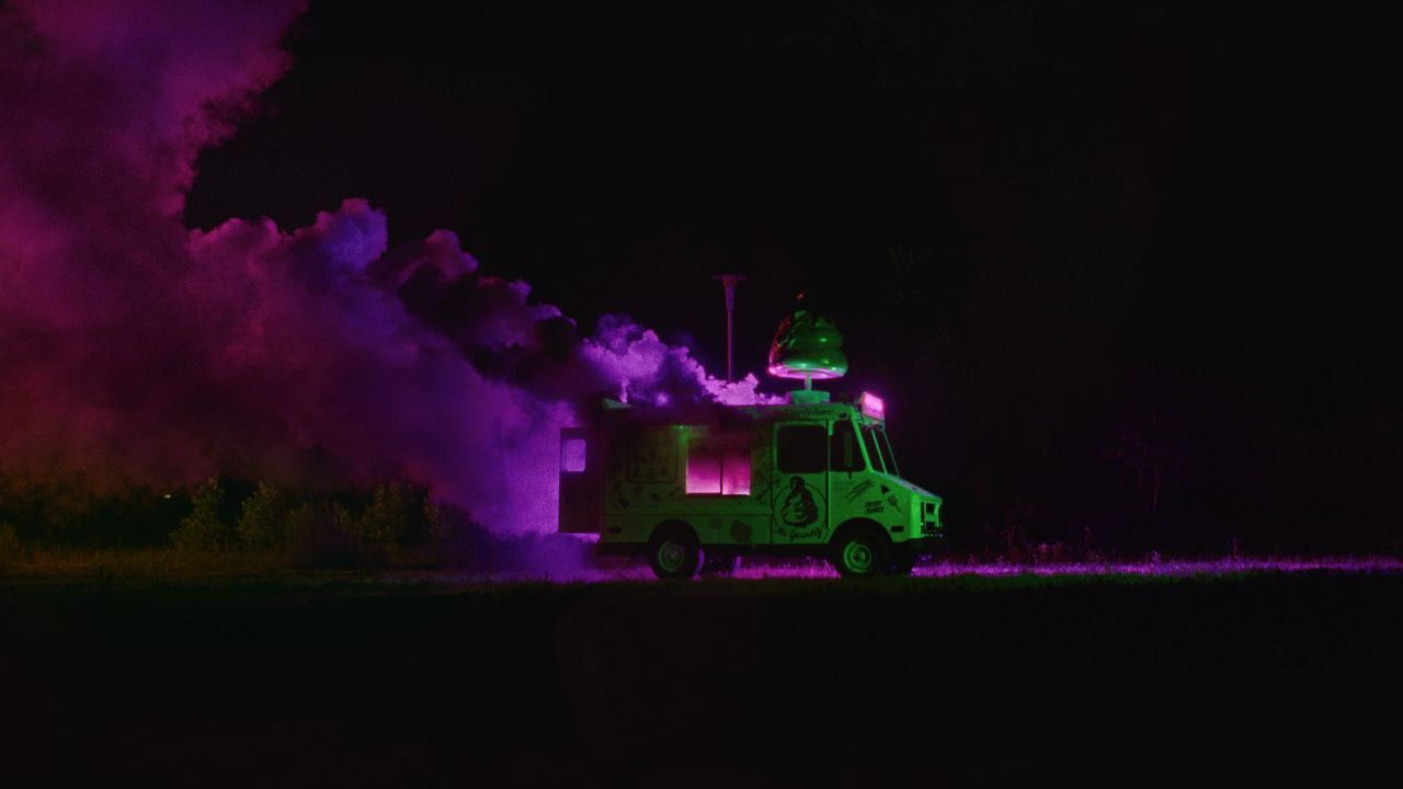 Der Ice-Cream-Truck ist längst nicht das einzige ikonische Element des Teen-Horror-Genres, das in „I Saw The TV Glow“ auf kreative Weise neu verhandelt wird.