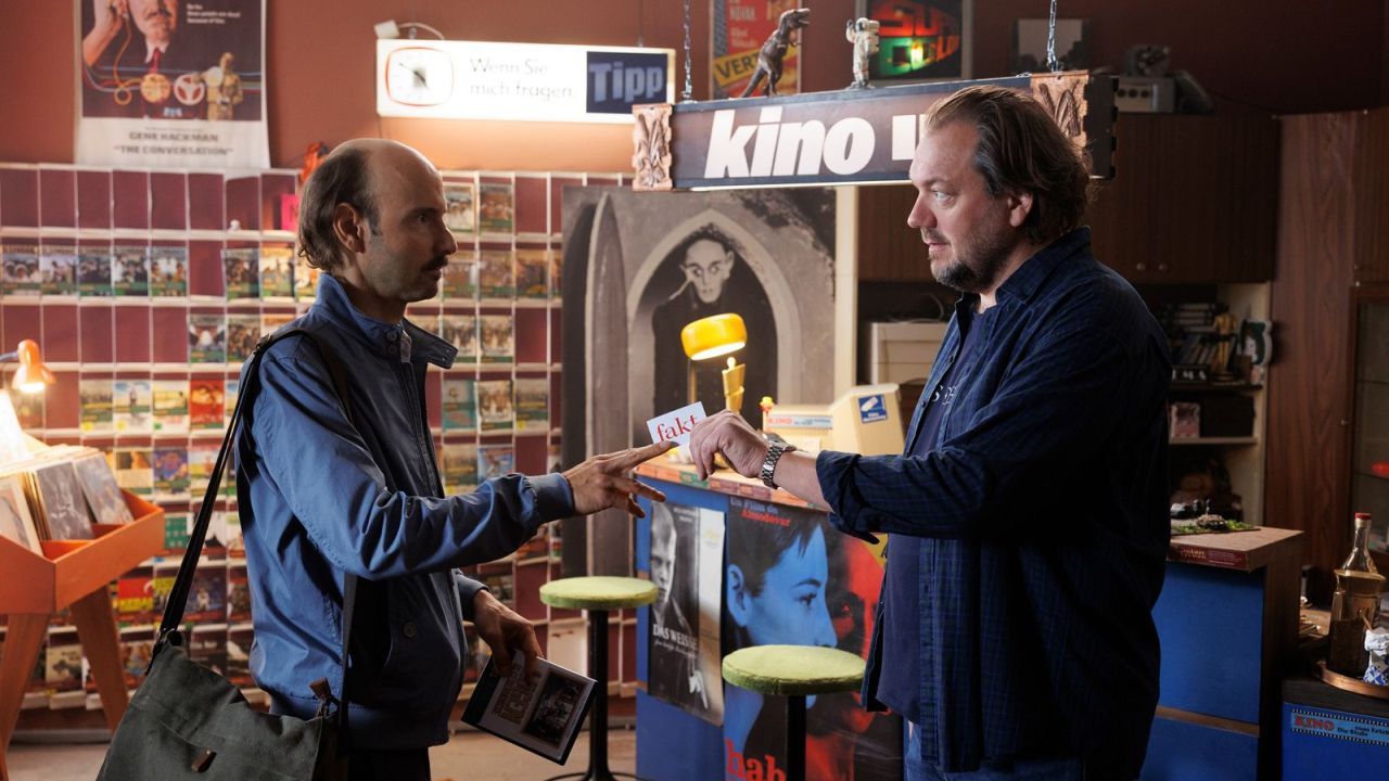 Micha Hartung betreibt eine der letzten Berliner Videotheken – aber nur mit der „Olsenbande“ fällt es schwer, die Miete zu bezahlen. 