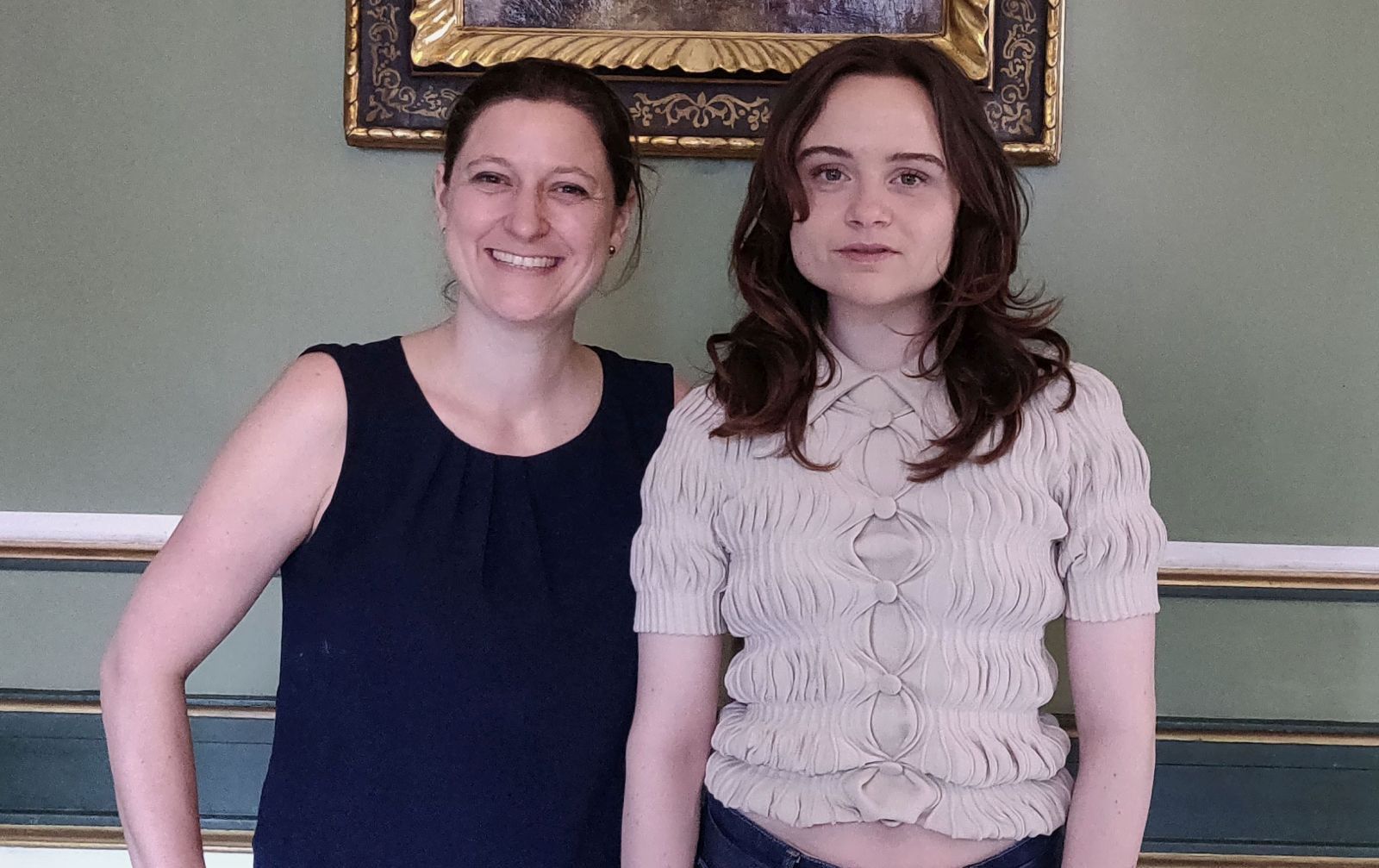 Lena Urzendowsky (rechts) und FILMSTARTS-Autorin Susanne Gietl beim Interview beim Filmfest München. 
