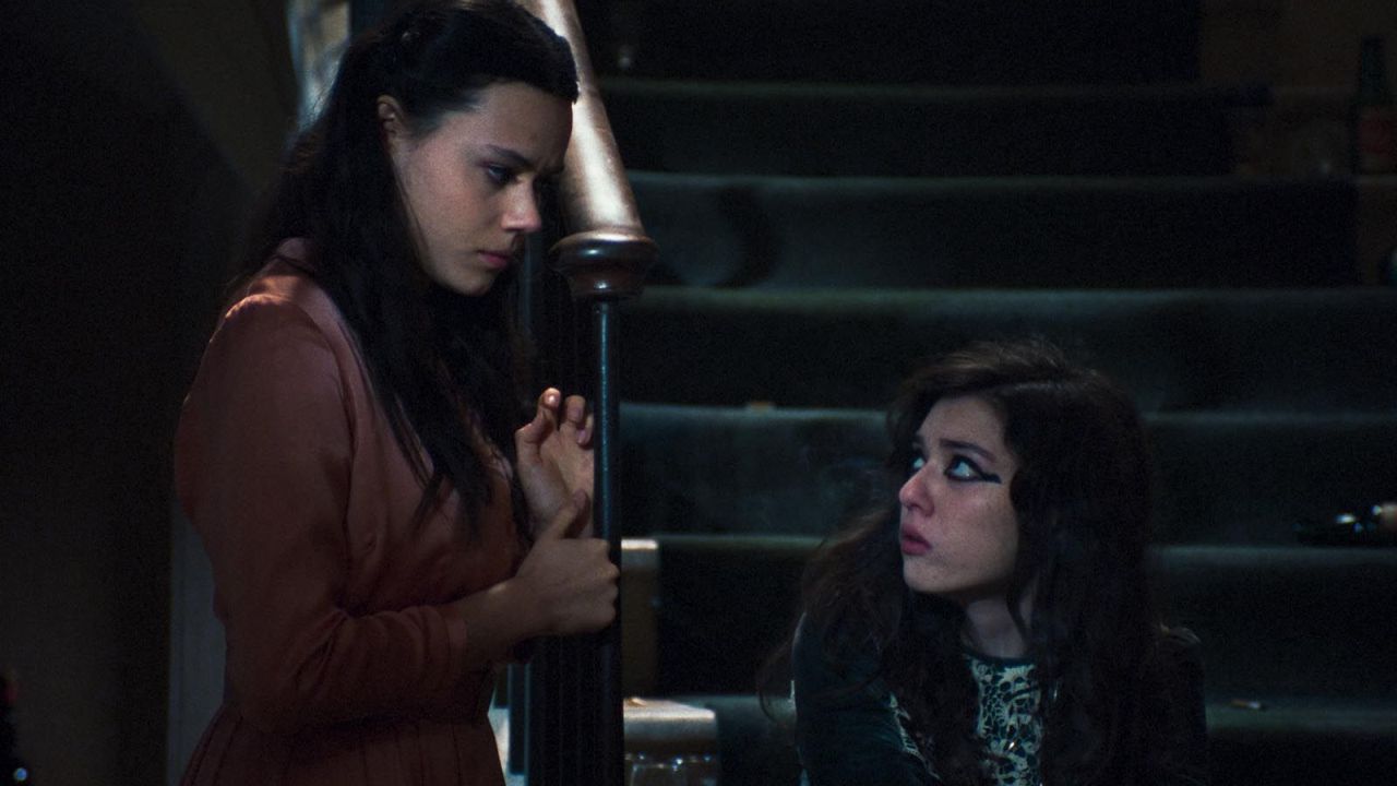 Françoise (Léonie Dahan-Lamort) überredet ihre beste Freundin, aus dem Internat zu fliehen und auf die mysteriöse Party zu gehen.