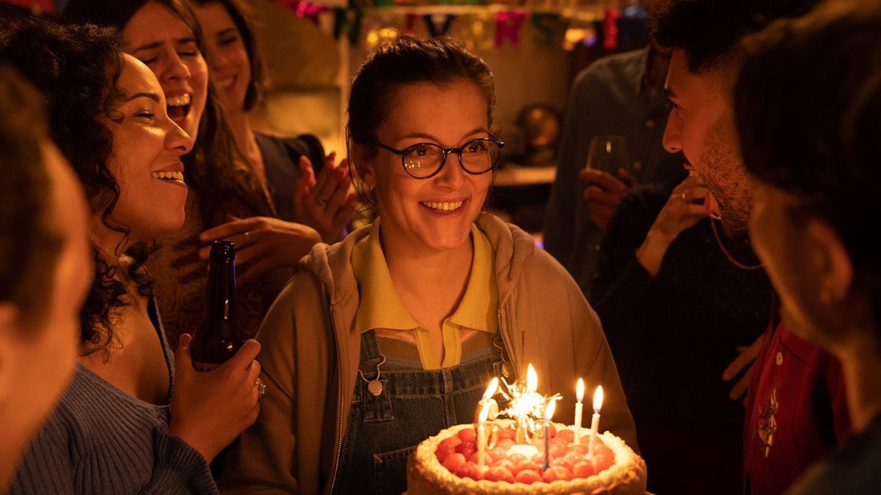 Charlotte (Camille Lellouche) hat am 22. Dezember Geburtstag. Deshalb fällt ihr Festtag bei vielen ohnehin schon von Weihnachten gestressten Freunden und Familienmitgliedern hinten runter… 