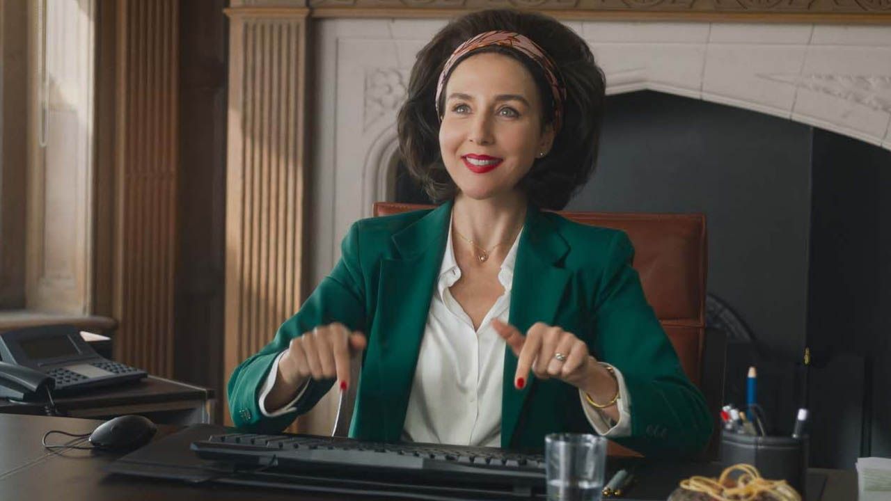 Eigentlich sollte sie gar nicht hier sein – doch nun, wo sie mit den Errungenschaften des 21. Jahrhunderts vertraut ist, will Hélène gar nicht mehr weg.