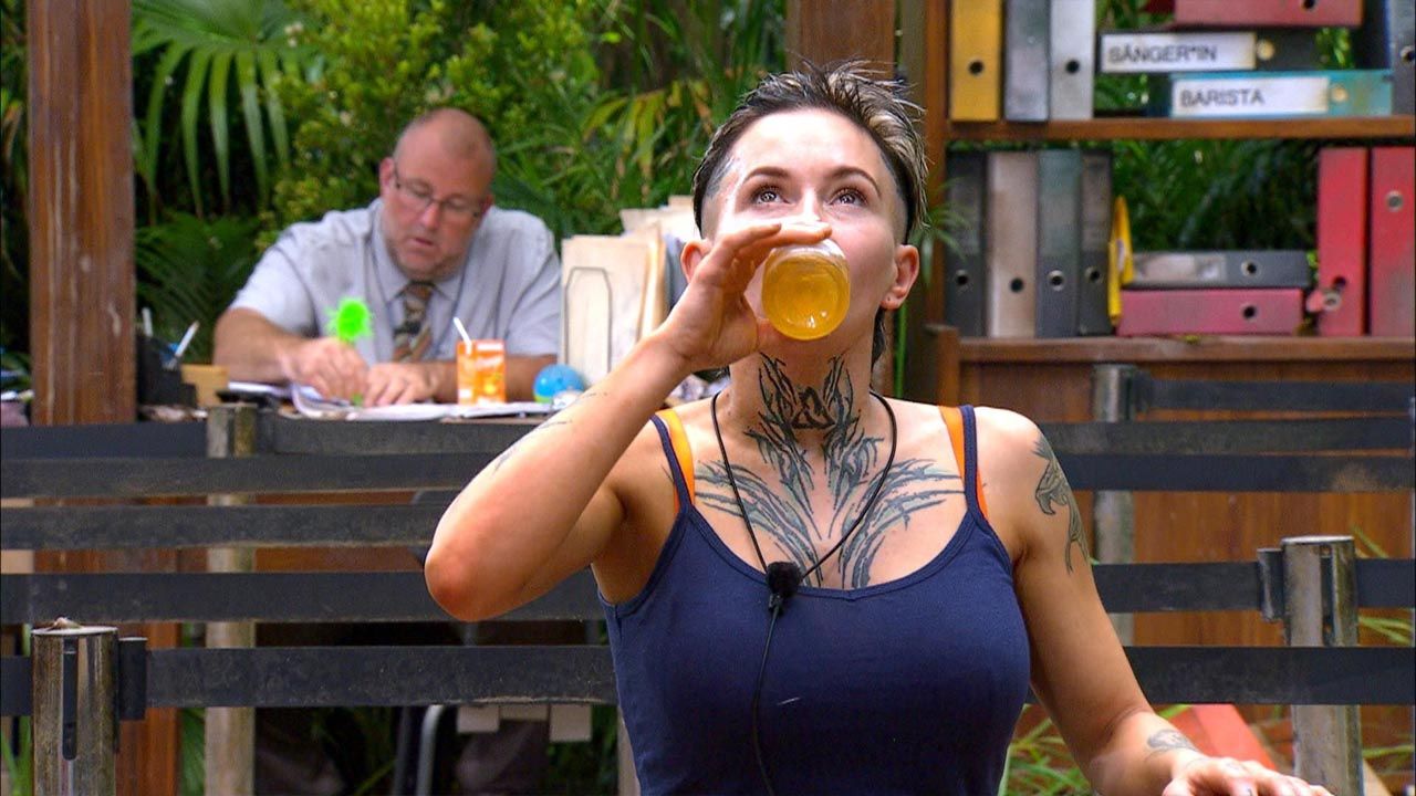 Ihr wollt gar nicht wissen, was Edith Stehfest da gerade trinkt.