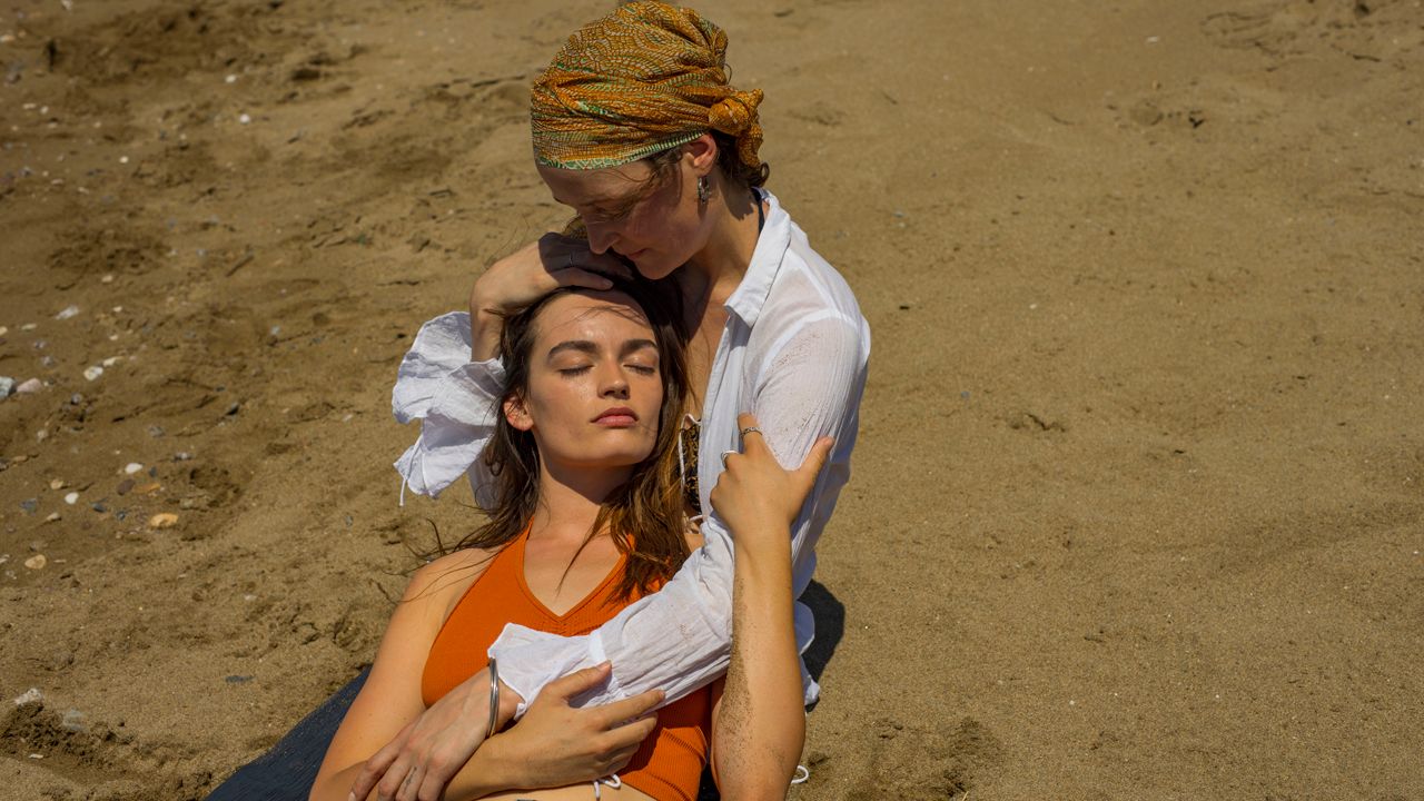 Sofia (Emma Mackey) findet bei Ingrid (Vicky Krieps) jene Zuneigung, die ihr in der schwierigen Beziehung zu ihrer Mutter fehlt.