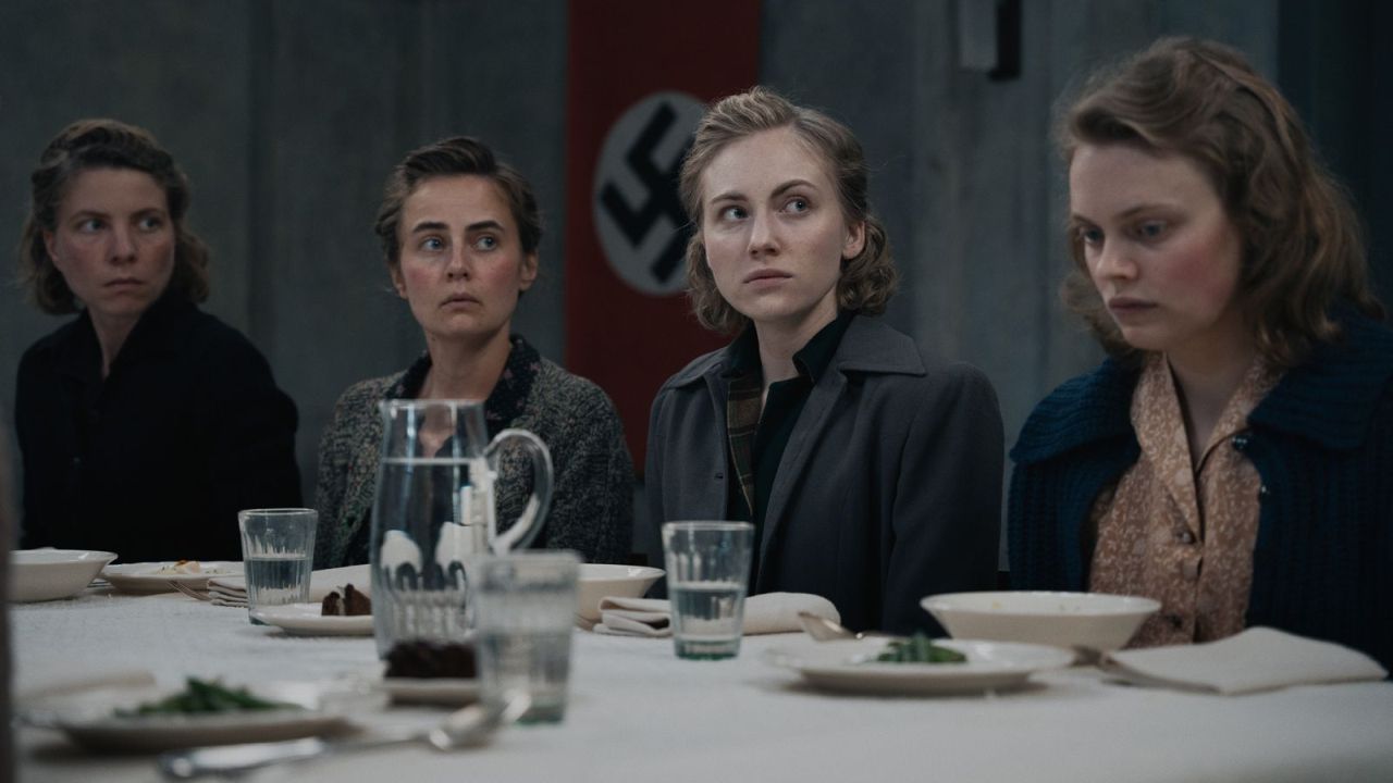 Die jungen Frauen müssen das Essen des Diktators verköstigen – ob sie wollen oder nicht.