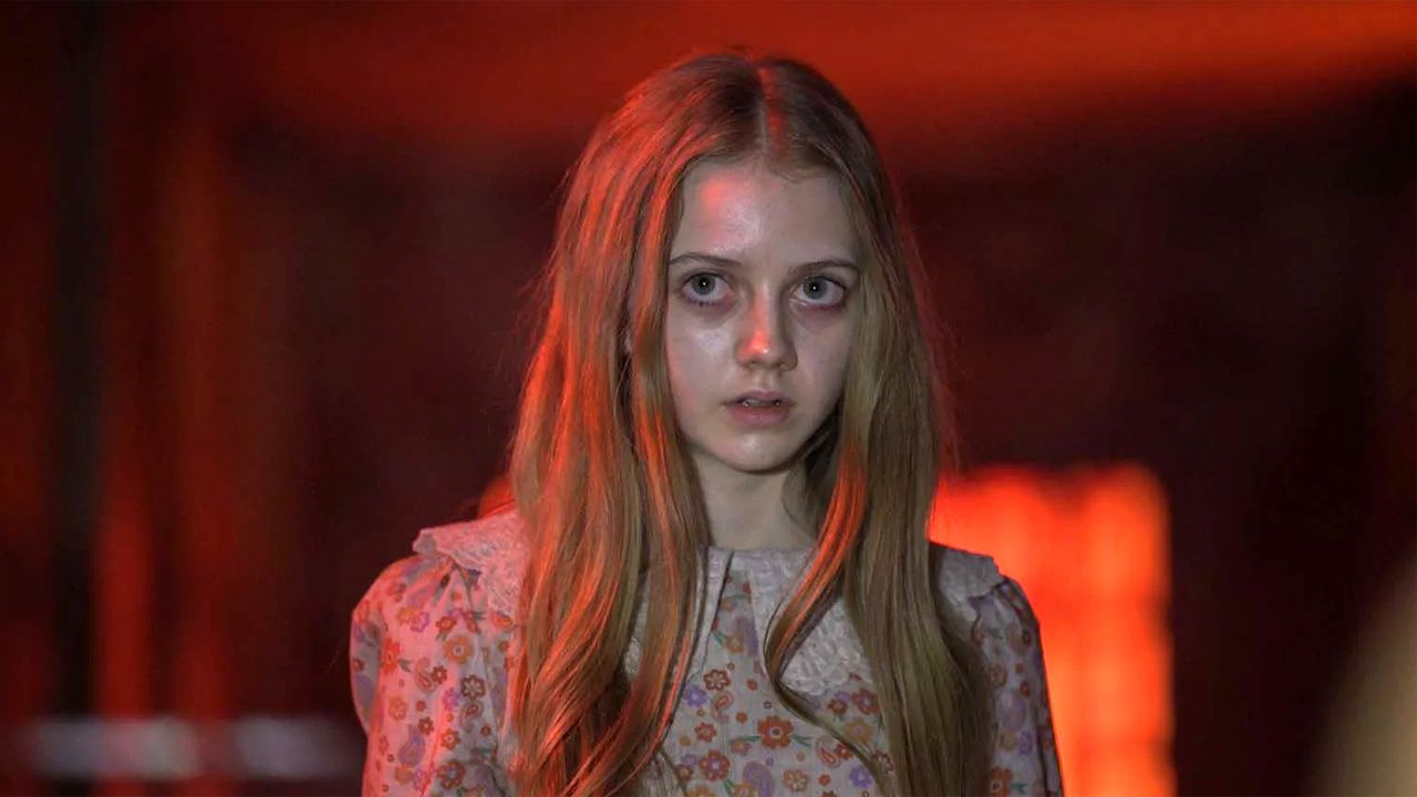 Evie Templeton als Laura in 