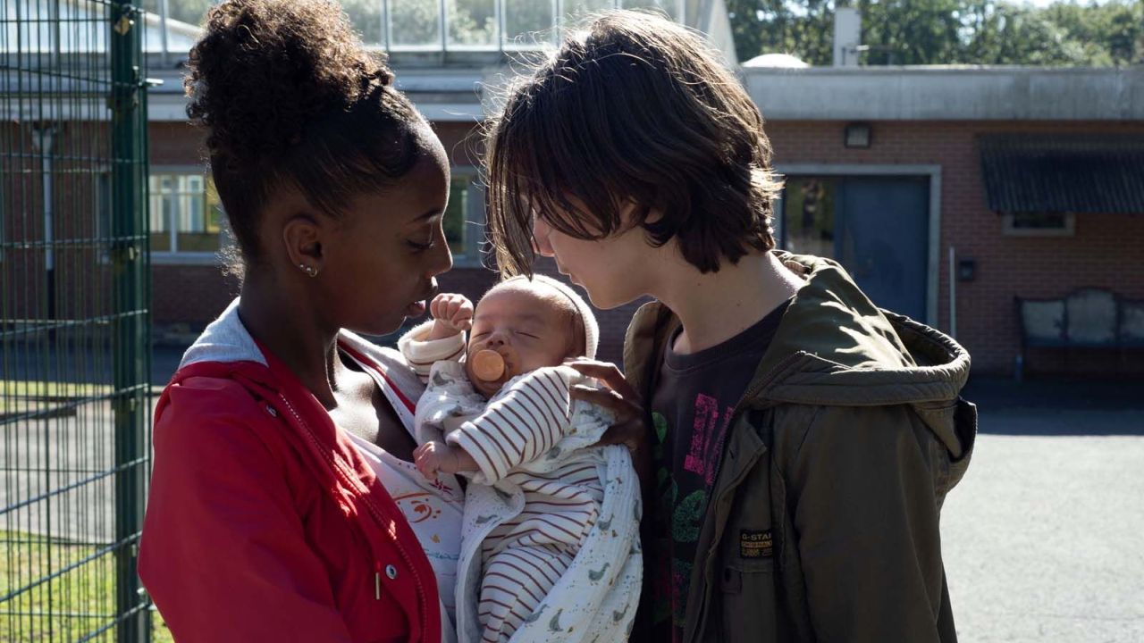 Perla (Lucie Laruelle) tut alles, um ihren Freund zu einer gemeinsamen Zukunft zu bewegen – aber ist nicht mal ansatzweise reif genug für eine Vaterrolle. 