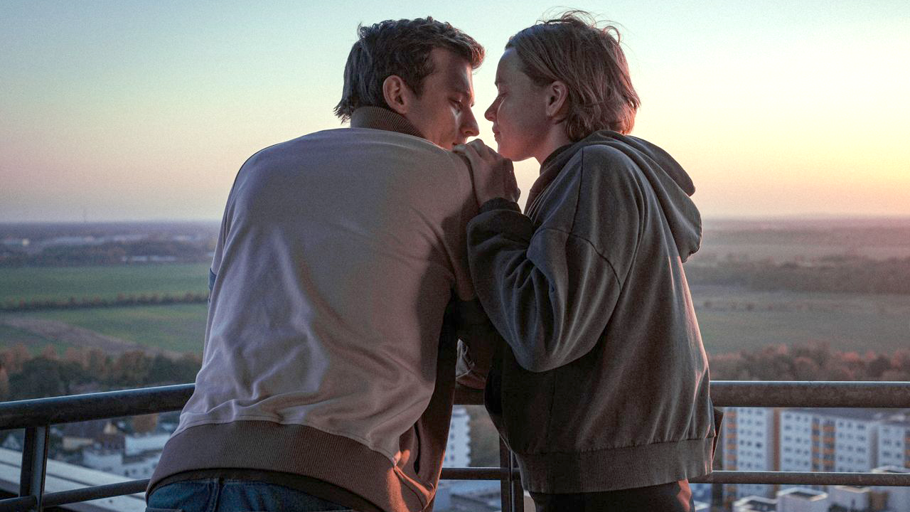 Mit Viktor (Jannis Niewöhner) kann Tilda (Luna Wedler) dem Alltag entfliehen