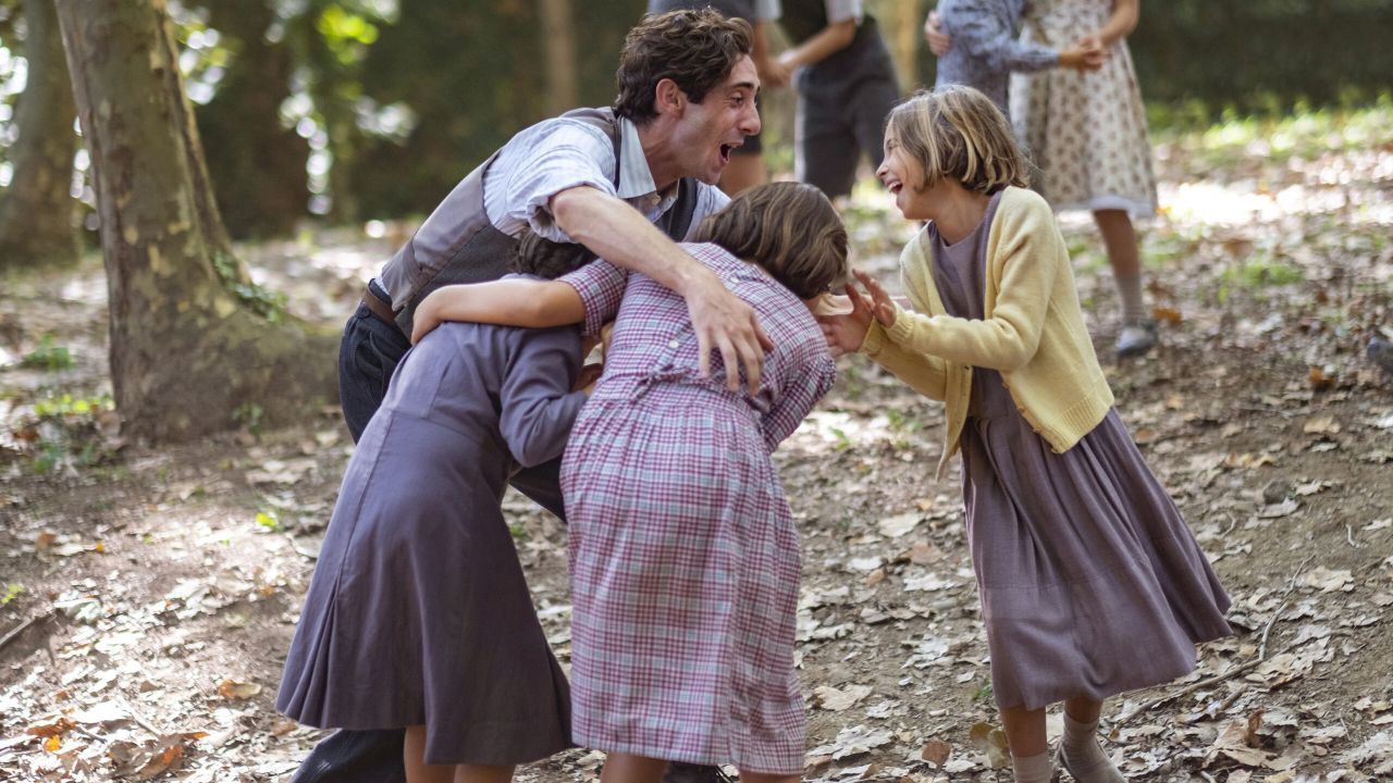 Mit seinen vermeintlich eigenwilligen Methoden kann Antoni Benaiges (Enric Auquer) die Kinder tatsächlich begeistern.