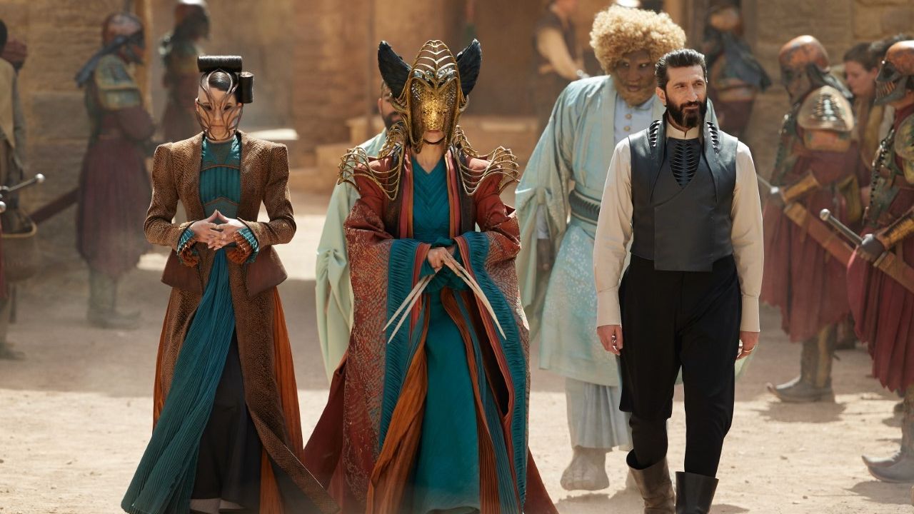 Neue und alte Bedrohungen: die Seanchan (links) und der Dunkle König (rechts)