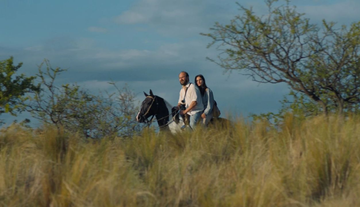 Vor die Wahl gestellt, ob er lieber noch 25 Jahre schuften oder stattdessen „nur“ dreieinhalb Jahre hinter Gittern will, hat Morán (Daniel Elías) eine klare Antwort.