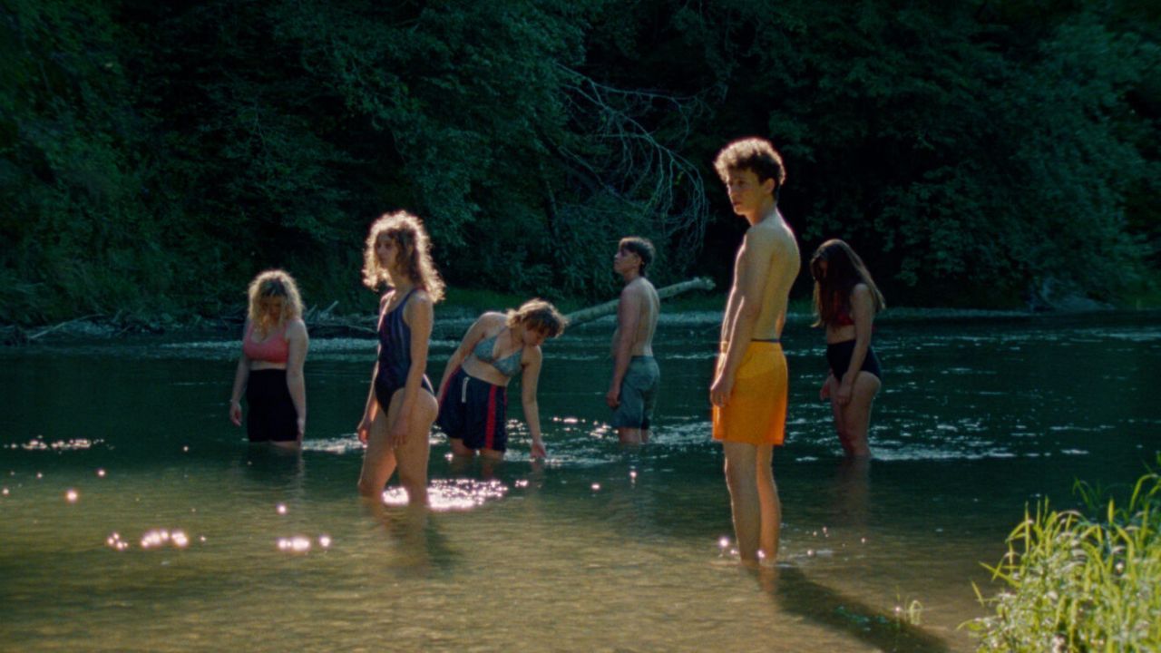 Der titelgebende „Fleck“ ist ein Platz an einem Fluss in einem Wald, an dem die Schüler*innen einen sonnigen Sommertag verbringen.