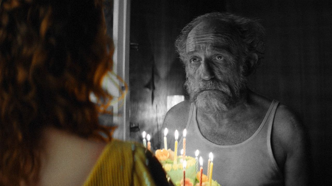 In den Rückblenden erfahren wir nicht nur, warum Hugo so grummelig ist, es kommt plötzlich auch Farbe in die Sache…