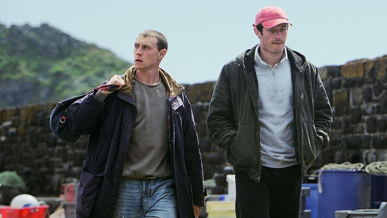 Die Schiffsmänner Liam (Callum Turner) und Nick (George MacKay) finden sich plötzlich in einer Zeitschleife wieder.