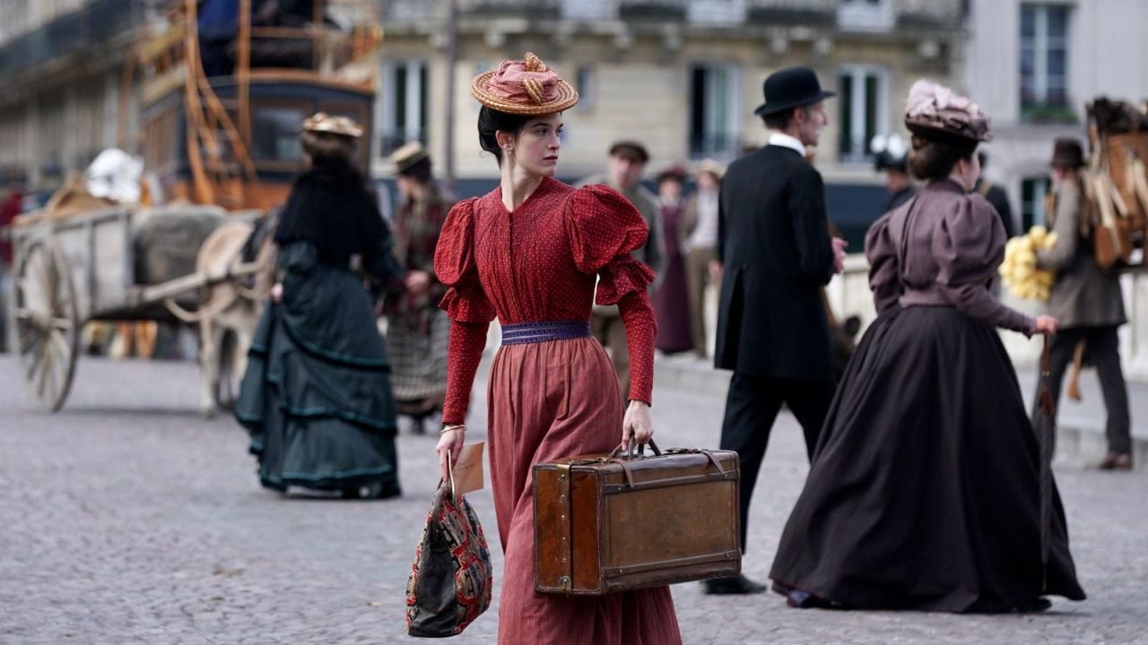 Adèle Meunier née Vermillard (Suzanne Lindon) ist im Paris des Jahres 1894 auf der Suche nach ihrer Mutter, die sie nie kennengelernt hat. 