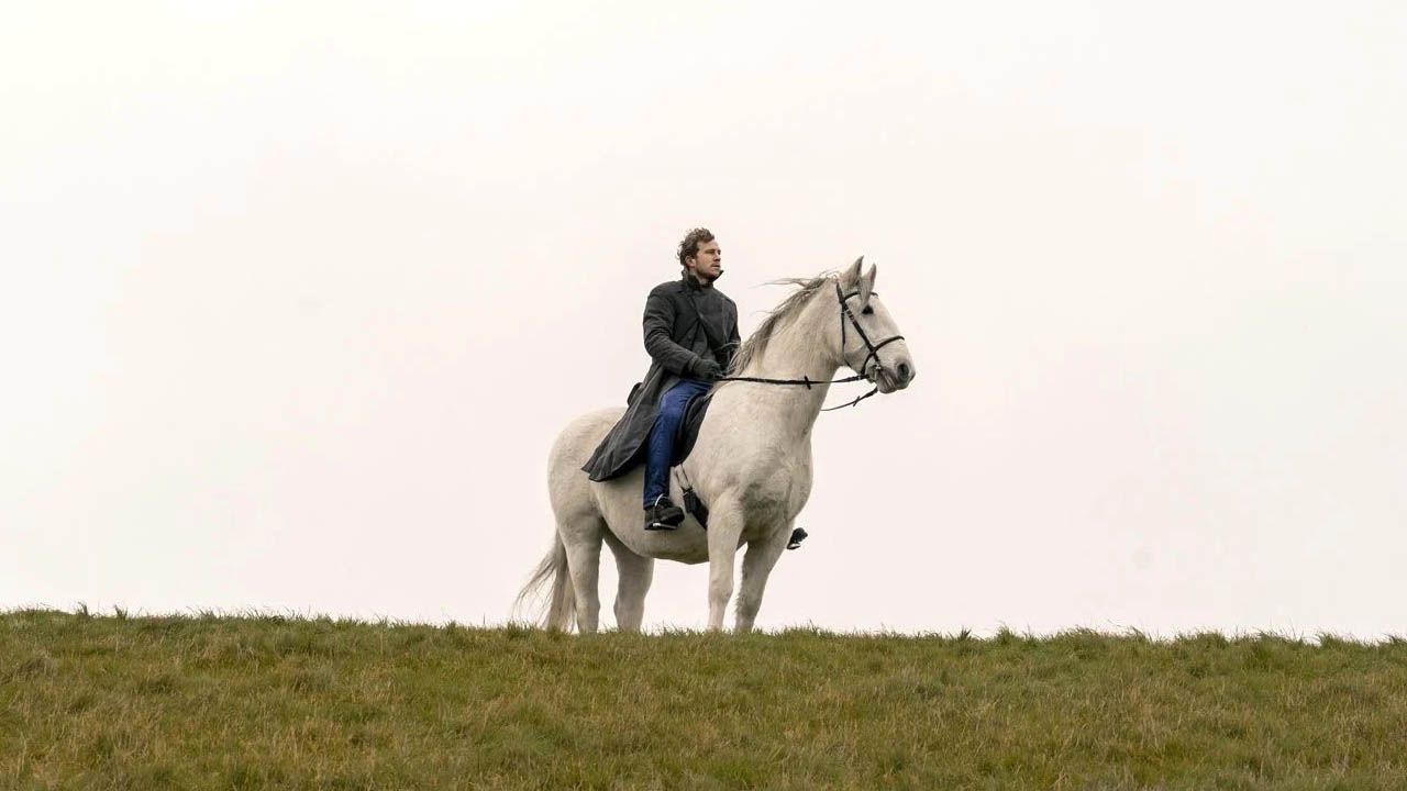 Wie in Theodor Storms klassischer Novelle reitet Hauke Haien (Max Hubacher) auch im 2020er-Update auf seinem weißen Schimmel über den Deich.