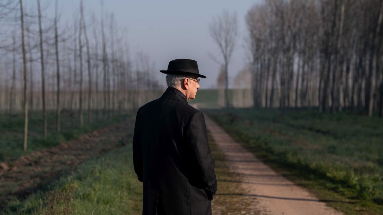 Auf den letzten Metern seiner Amtszeit verbringt Staatspräsident Mariano De Santis (Toni Servillo) immer mehr Zeit damit, an seine verstorbene Frau (und die mögliche Identität ihres Seitensprungs) zu denken. 