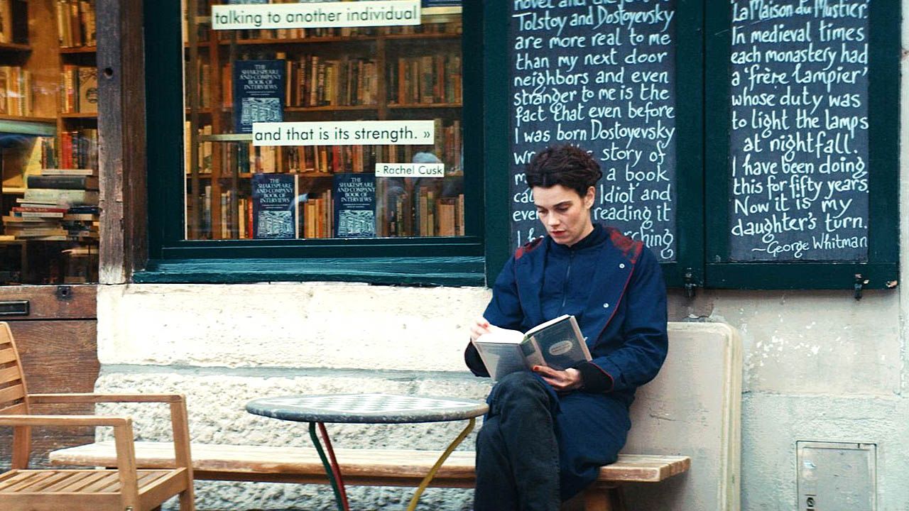 Hobby-Schriftstellerin Agathe (Camille Rutherford) würde am liebsten den ganzen Tag allein mit ihren Büchern verbringen – doch das Leben hält andere Pläne für sie bereit!