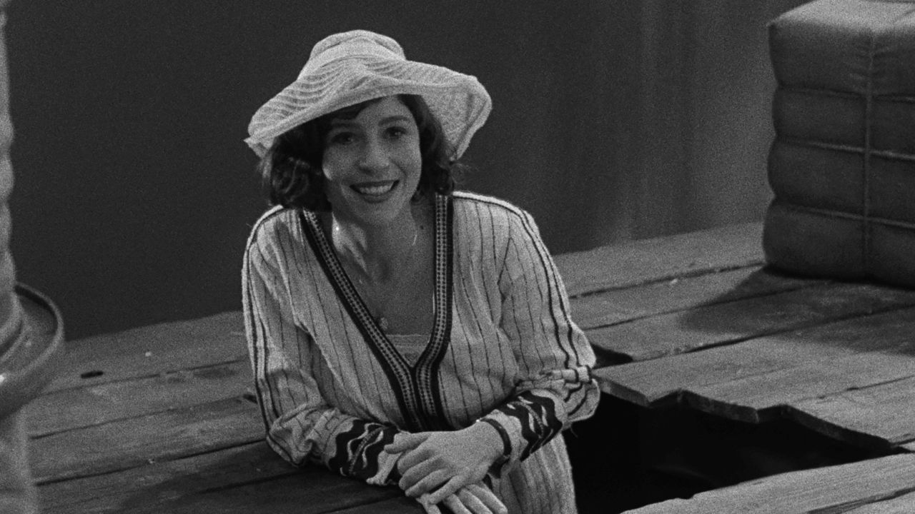 Molly Singleton (Crista Alfaiate) reist ihrem Verlobten hinterher – und es gibt keinen ersichtlichen Grund, warum man vor ihr die Flucht ergreifen müsste.