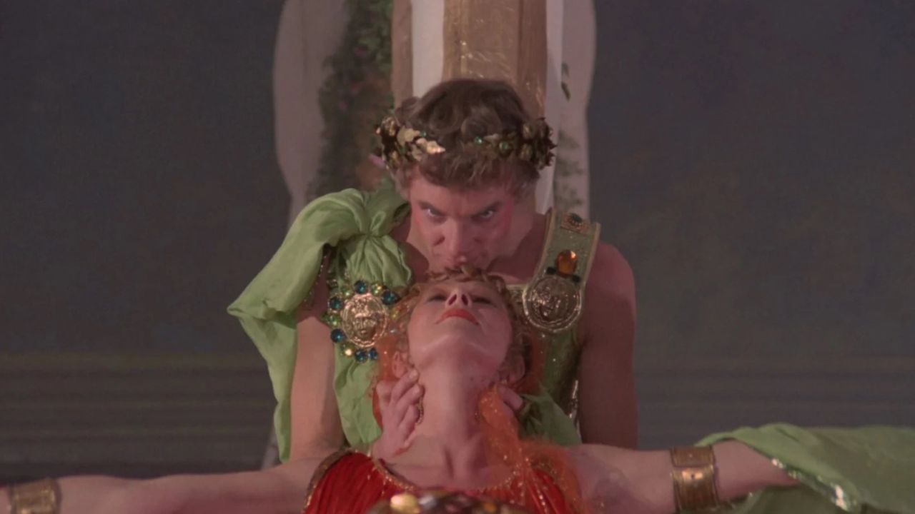 Gaius (Malcolm McDowell) macht nur deshalb mit der Priesterin Caesonia (Helen Mirren) herum, weil nicht einmal er seine eigene Schwester heiraten darf.