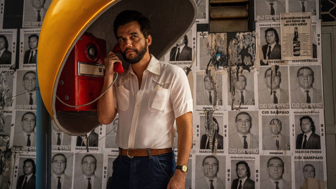 Schon der Fiat 147  Marcelo (Wagner Moura) hat dieses ikonische Siebzigerjahre-Gelb, das man inzwischen wohl am ehesten mit Uma Thurmans Anzug aus „Kill Bill“ verbindet.