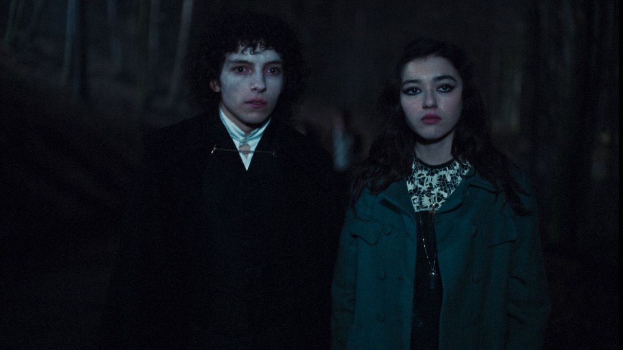 Nachdem ihr die ersten Typen eher mau erscheinen, wendet sich Françoise dem Vampir Christoph (Maxime Rohart) zu.