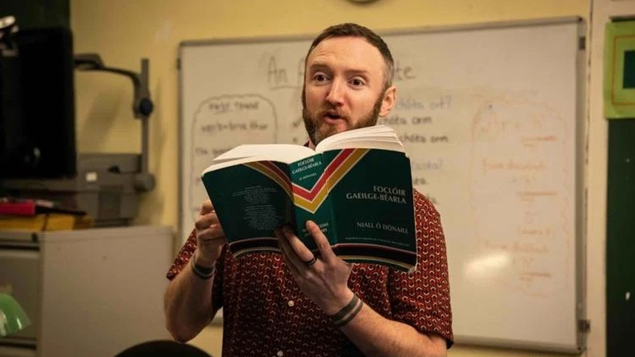 Wenn man Musiklehrer JJ (DJ Próvai) im Film kennenlernt, würde man nie auf die Idee kommen, dass er auch im wahren Leben Teil von Kneecap ist.