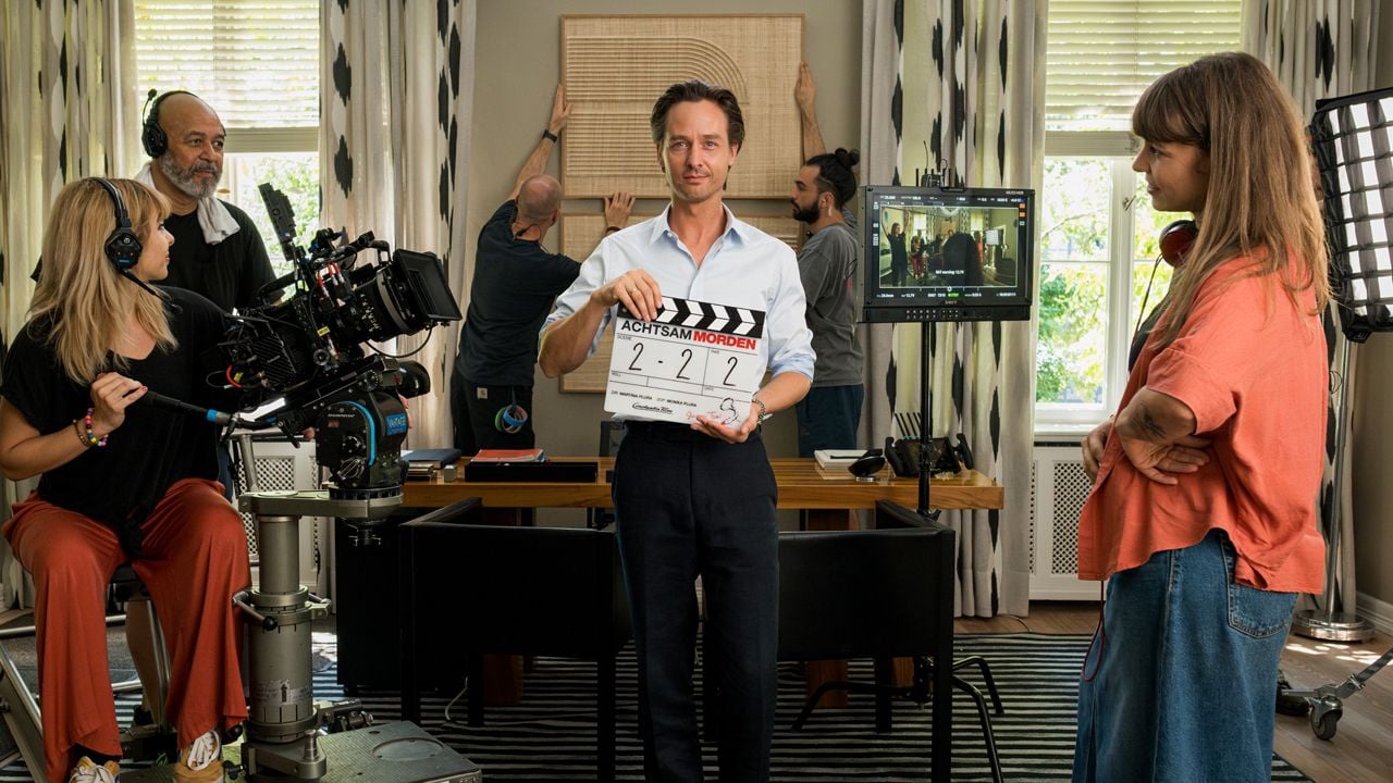 Tom Schilling (mitte) am Set von