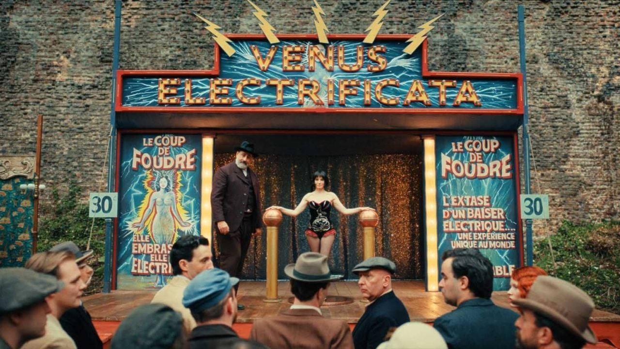 Suzanne (Anaïs Demoustier) lässt als „Venus Electrificata“ die Männerherzen auf dem Pariser Rummel höherschlagen. 