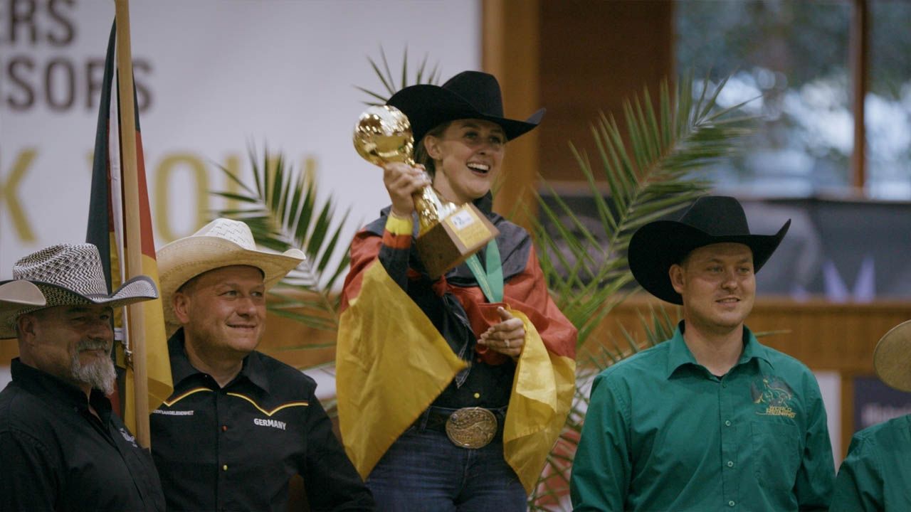 Gina Schumacher räumt auf dem Pferd einen Preis nach dem anderen ab.