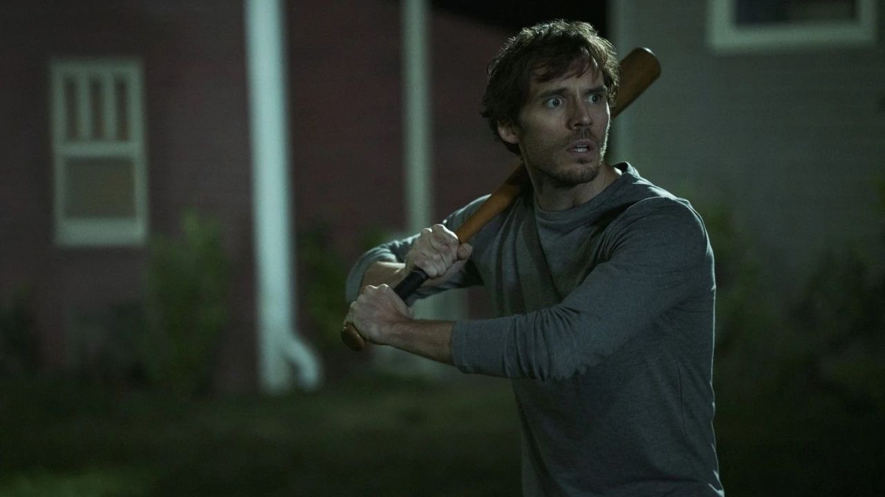 Patrick McKee (Sam Claflin) macht im Garten Jagd auf die bis zu diesem Zeitpunkt noch unbekannte Bedrohung.