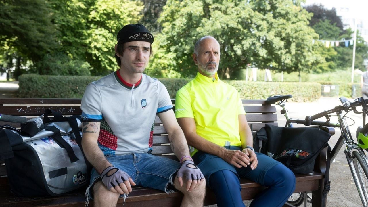 Bert freundet sich mit seinen neuen Kolleg*innen an – darunter auch Tyler (Aaron Hilmer), dem Ex seiner Tochter.