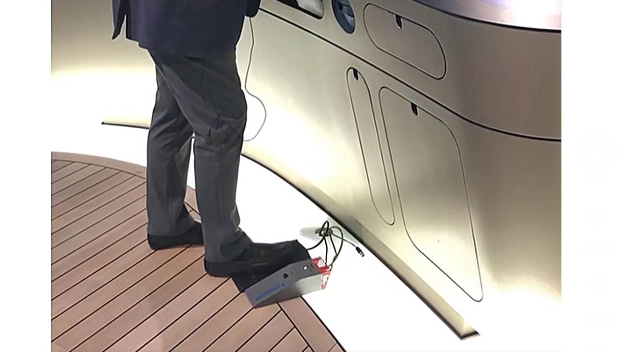 Wroom, wroom! Hinter dem Thresen bedient Hofer ein Pedal