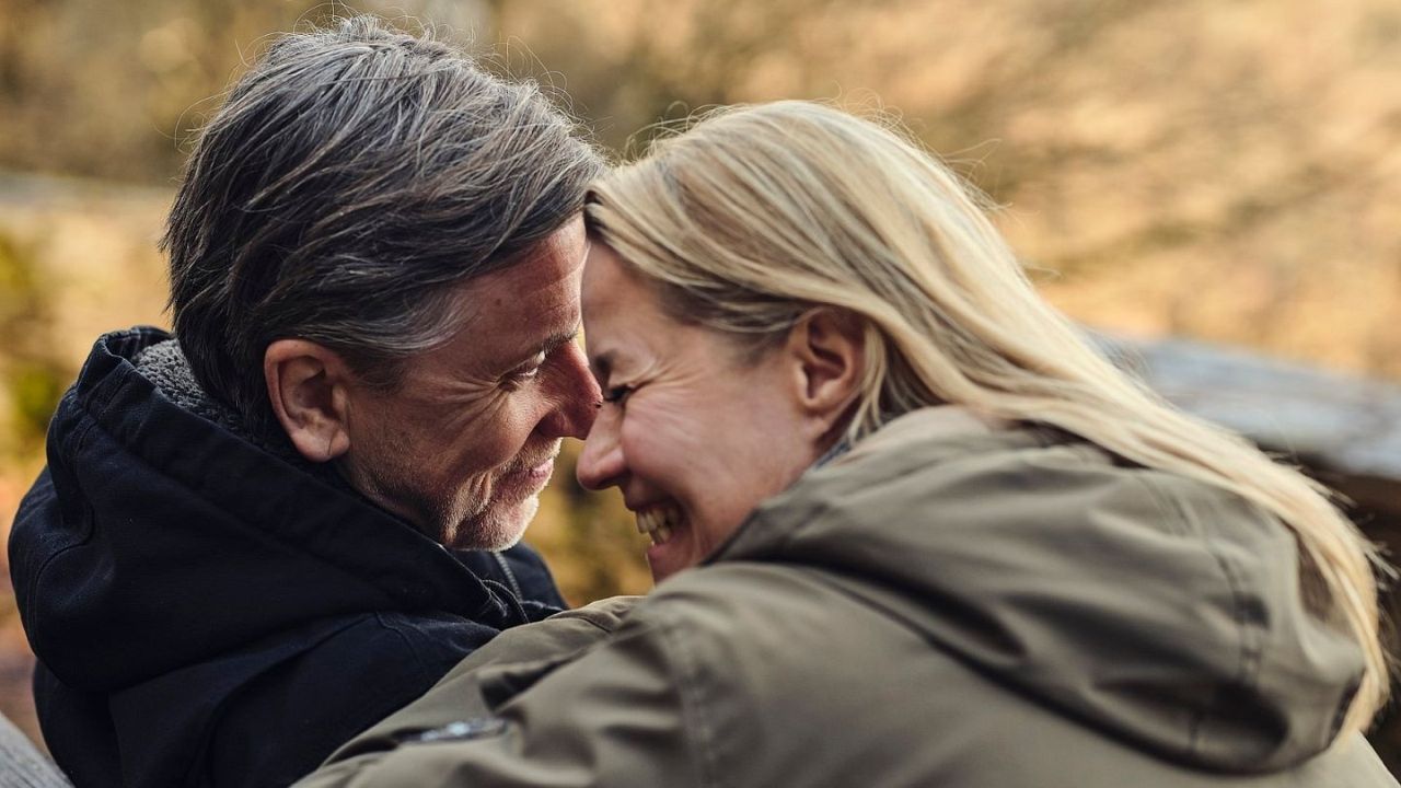 Das Wiedersehen war zwar nicht unbedingt freiwillig. Trotzdem gibt es zwischen Lucas (Tim Roth) und Edith (Trine Dyrholm) eine Menge zu besprechen.