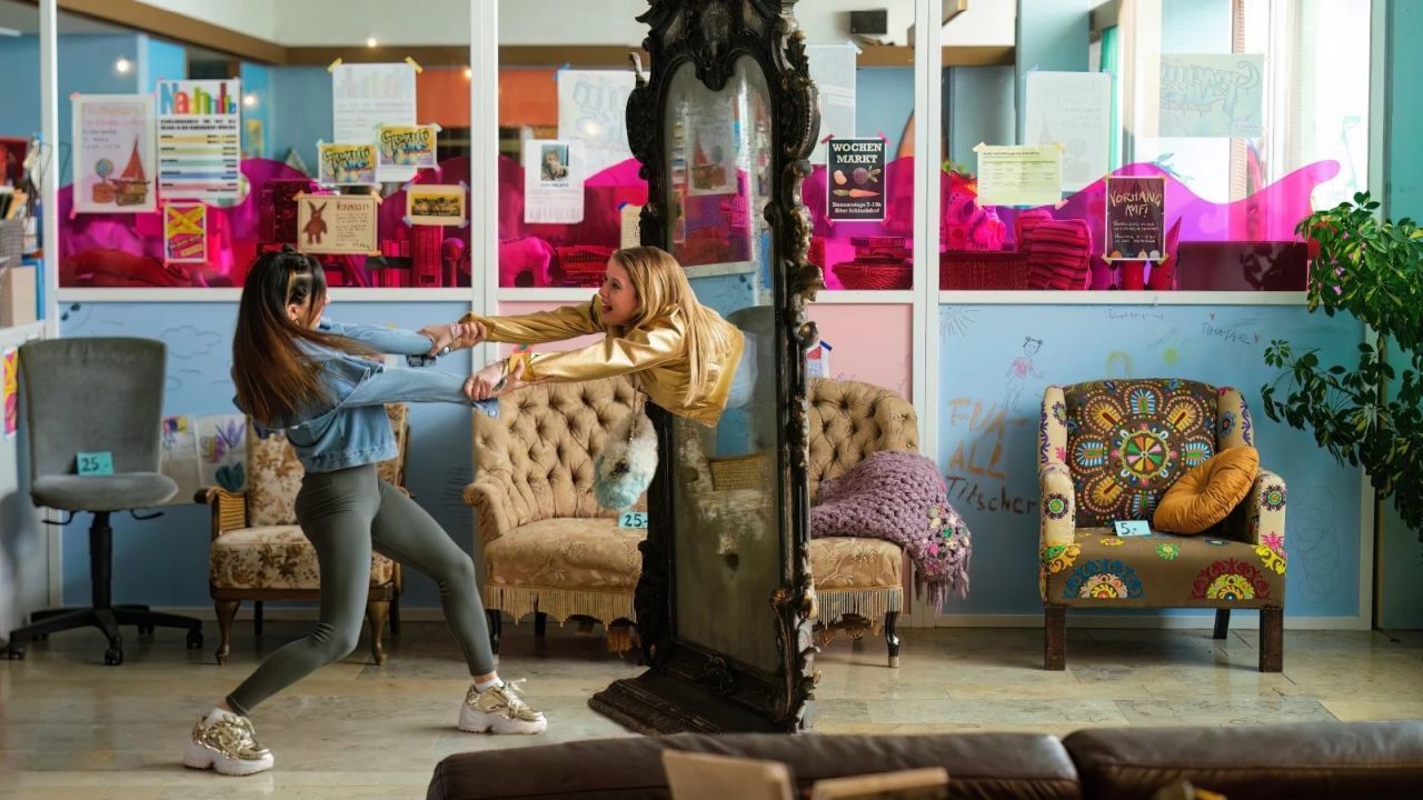 Chantal und Zeynep (Gizem Emre) werden in den Zauberspiegel gesogen – dagegen können sie sich stemmen, so viel sie wollen!