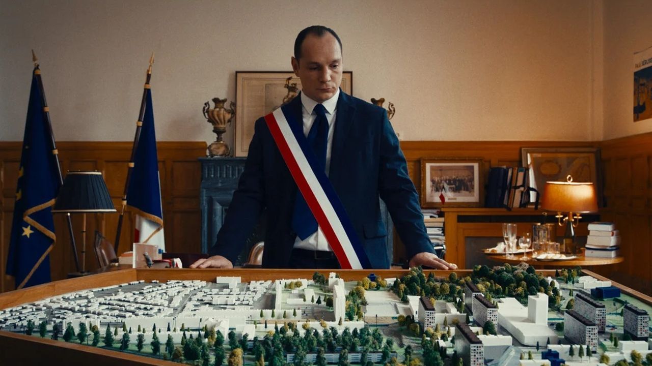 Pierre Forges (Alexis Manenti) träumt von einer sauberen Vorstadt – und verwandelt das Leben vieler seiner Bürger*innen in einen Albtraum.