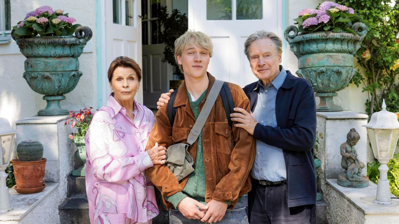 Joachim (Bruno Alexander) mit seinen Filmgroßeltern (Senta Berger, Michael Wittenborn). 